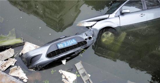 宁波一新手司机油门当刹车 灰色福特被撞入河