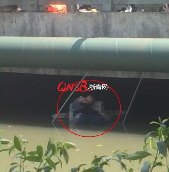 杭州男子被两人追打负伤跳进河里 肠子都出来了