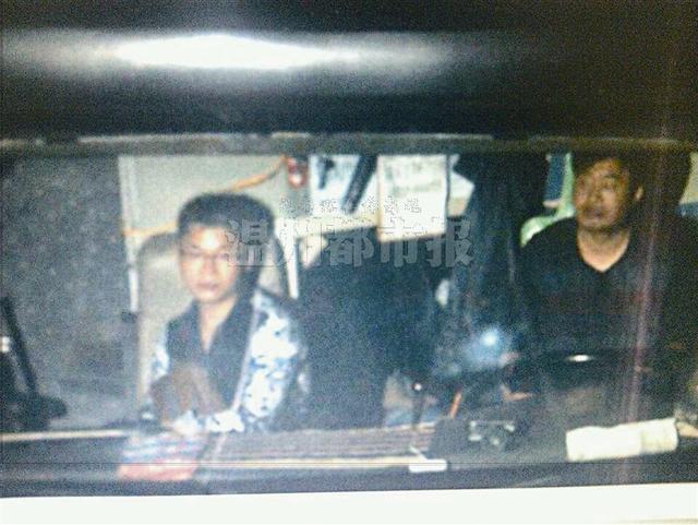 田某（左）坐大巴去贵州，途中被高速监控所拍。 警方供图