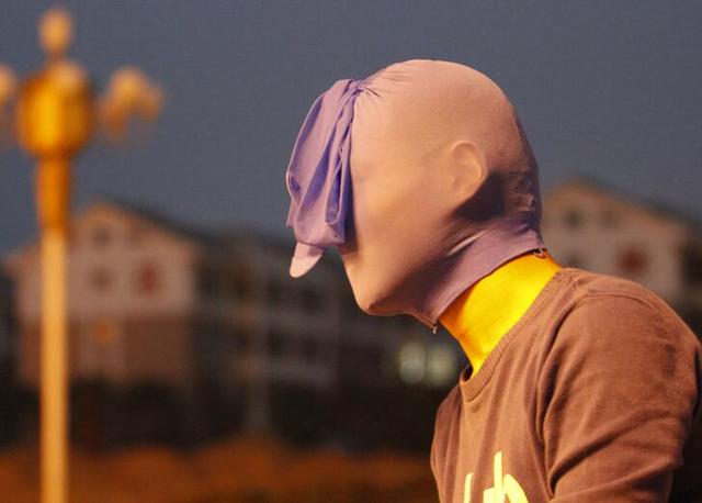 两男子戴口罩丝袜蒙面抢劫 模仿电视剧桥段