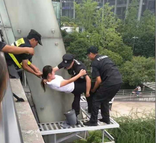 民警一个公主抱 杭州闹市运河边救下轻生女子