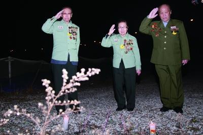 老兵们在韩国仁川的志愿军烈士墓地前,右一为孙凤康.