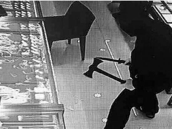 男子抢完金店不到两小时又返回 被民警当场抓获