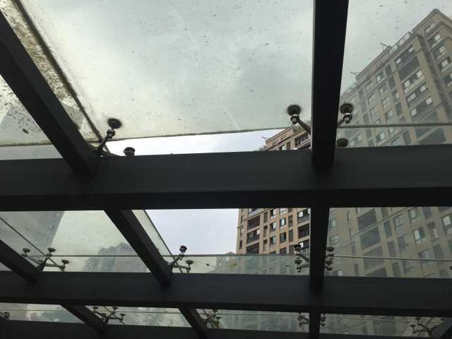 杭州一车库顶棚少一块玻璃 清洁工不慎坠落