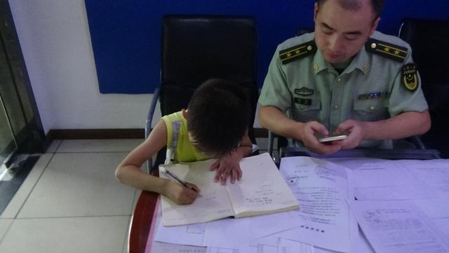 宁波7岁男孩和家人走失 机智的他闯进消防队求助