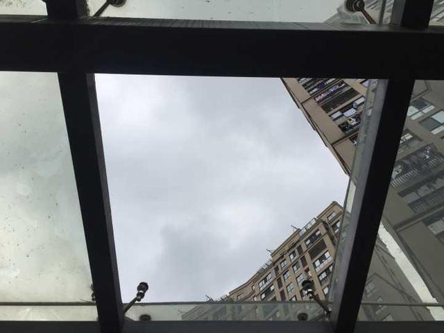 杭州一车库顶棚少一块玻璃 清洁工不慎坠落