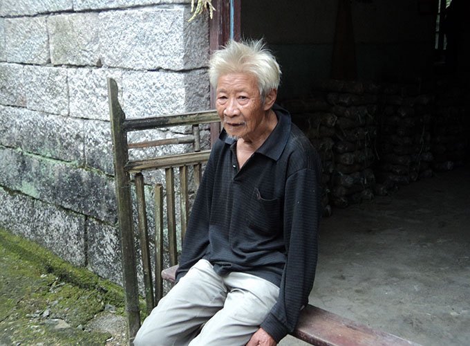 孤寡老人倾尽积蓄为山村公益