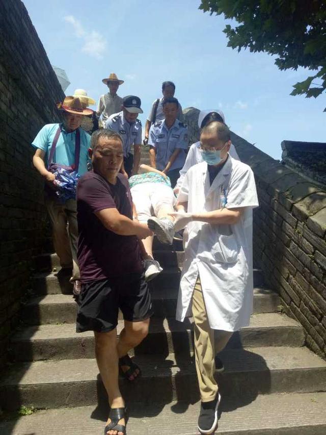 台州江南长城上游客昏厥 怎么抬下198级台阶？