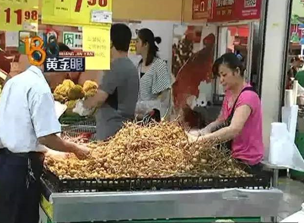 杭州一姑娘在超市买水果 感觉臀上多了只手