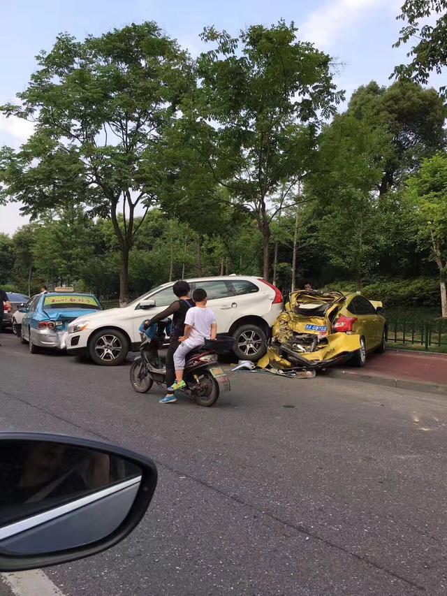 杭州一货车撞了路边一排车 网友：这得赔多少钱