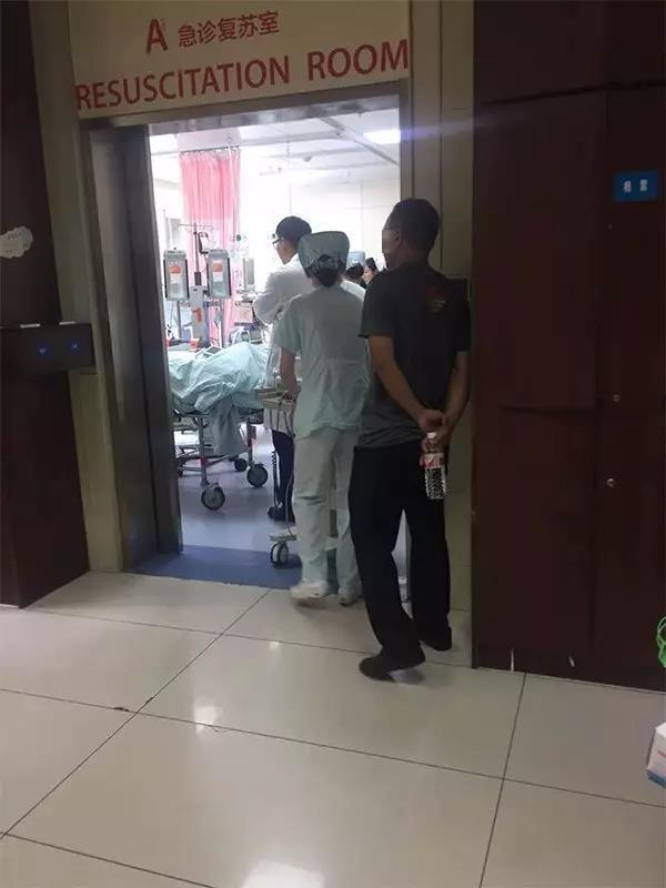杭州两名高一新生去报到 在公交站台被面包车撞飞