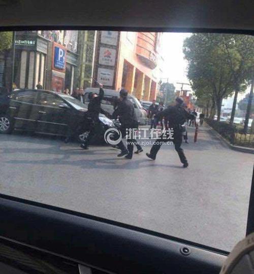 杭州萧山闹市男子砍人只因口角 6分钟被制服