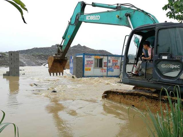 杭州桐庐：60余处道路遭水毁 多间房屋局部垮塌