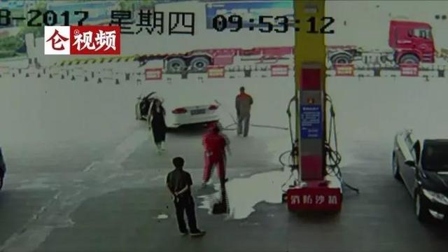 宁波女司机在加油站低头玩手机 开车拉断加油管