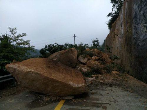 温州瓯海大罗山盘山公路边坡塌方正在抢通中