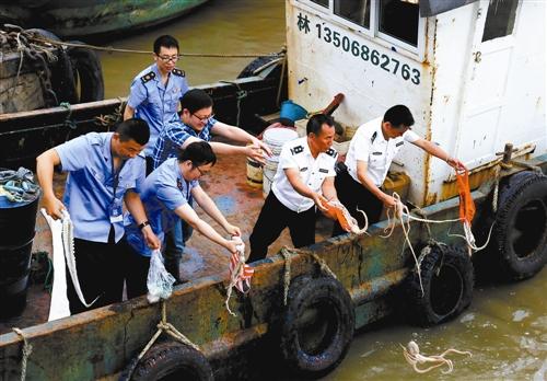 台州突击检查菜市场没收并放生违禁渔获物