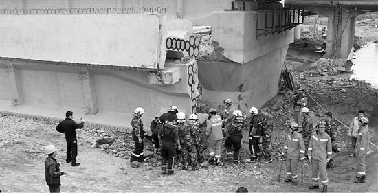 温州一在建高架桥坍塌 一名施工人员被压身亡