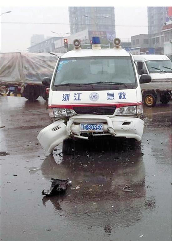 私家车撞上救护车 90多岁病人头部受伤生命垂危