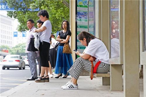 温州多个公交站台座椅矮半截 市民：坐着很憋屈