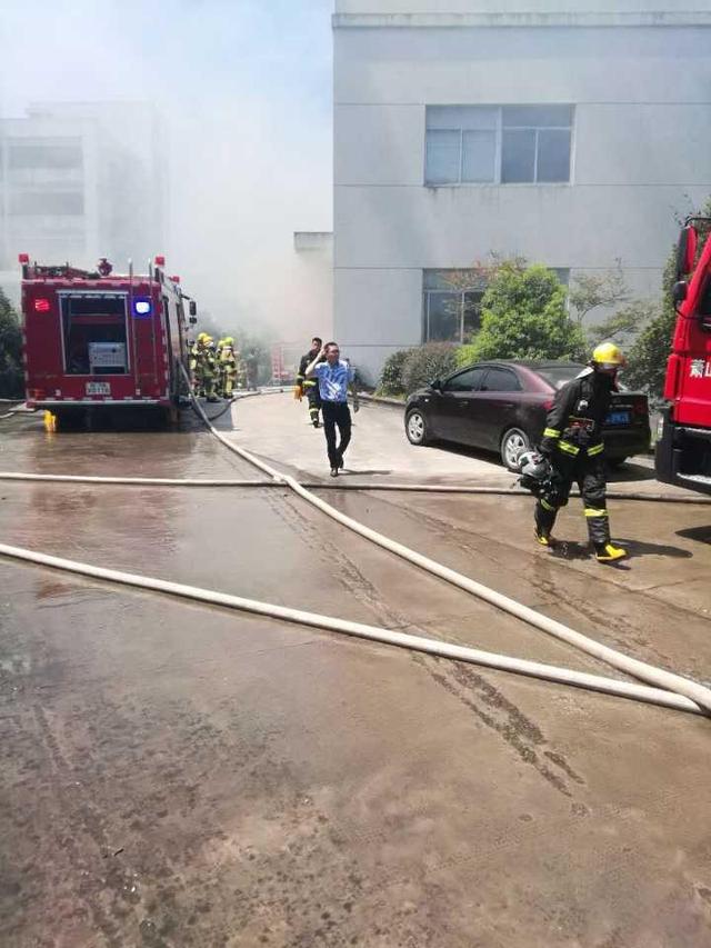 杭州萧山古籍印务仓库发生火灾 7辆消防车赶赴