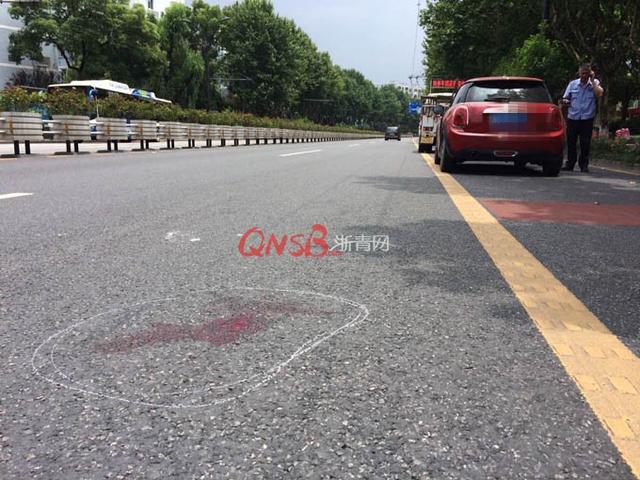 杭州19岁男生高考完去探望老师 斑马线上被撞