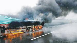 暴雨中货车燃起大火 损失高达四五十万元