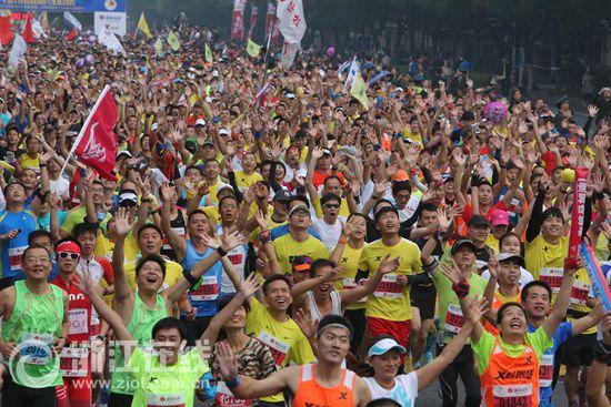 3万人从西湖奔向钱江 杭马成杭城全民健身运动标杆