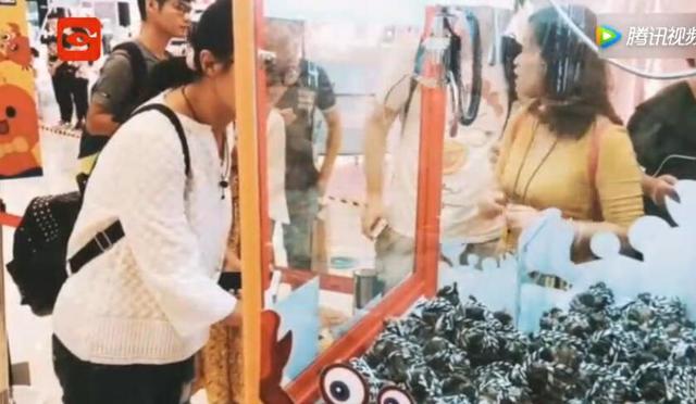 杭州一妹子在商场娃娃机一次性抓走十对螃蟹