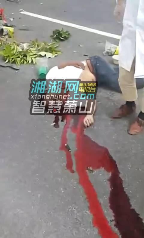 突发！杭州一村口附近发生车祸 一人死亡