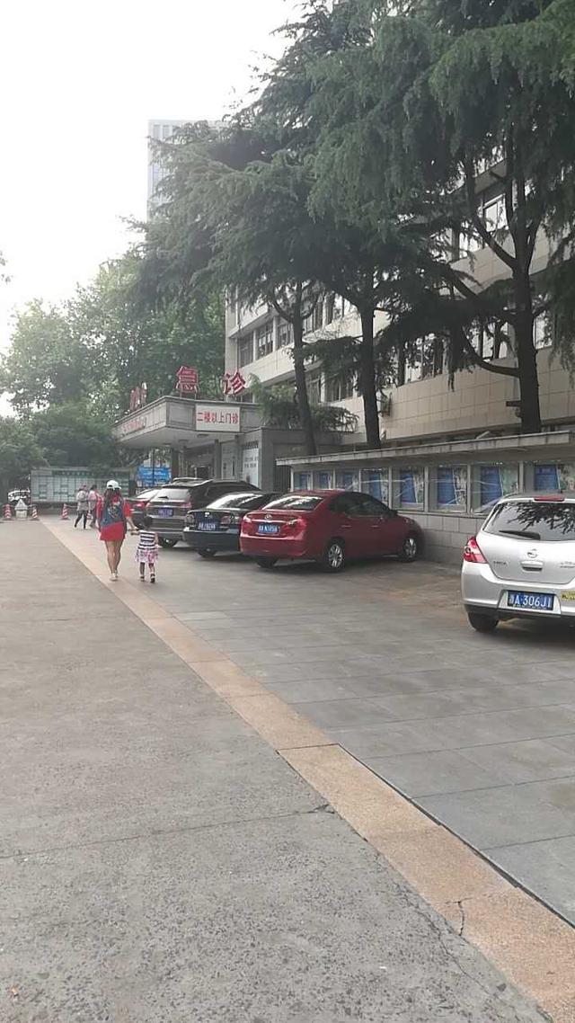 杭州女乘客感觉自己不行了 公交车直接开进医院