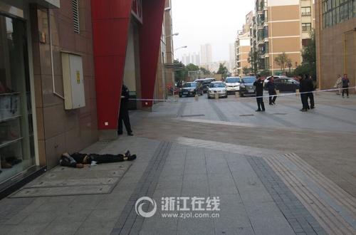 台州男子不甘遭友冷落讨说法 在街头被群殴致死