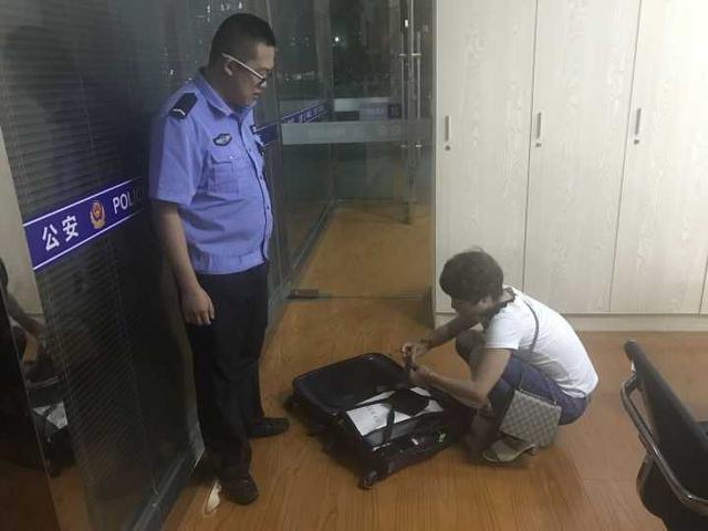 杭州女子丢了一只行李箱 里面有10万港币