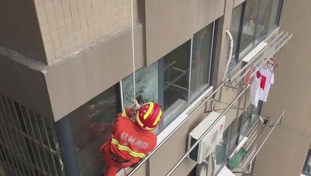 老人摔倒被困家中 近江消防“破窗而入”急救援