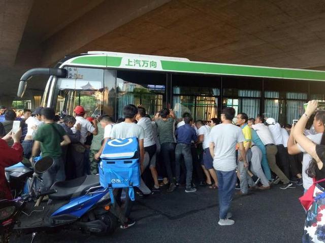 杭州一男子被卷进公交车底 近百人抬车救人
