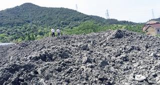 宁波一村里现百余吨沥青原料 村民担心身体受损