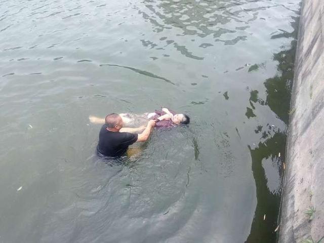 大妈掉到河里 幸亏她保持这个动作等来别人救援