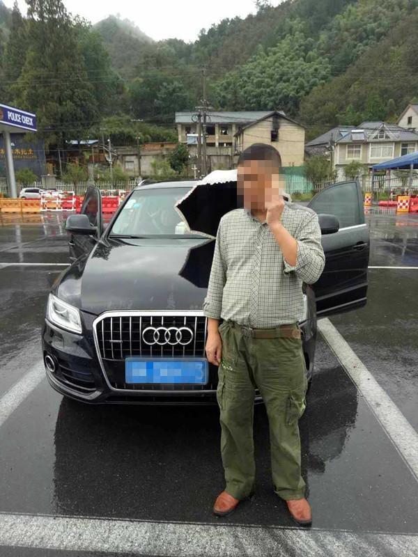 杭州警花卡点拦截奥迪车 一查记录累积了221分