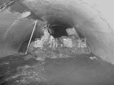 大量水泥浆注入并固化,已经造成排污管道严重堵塞。(市排水有限公司供图)