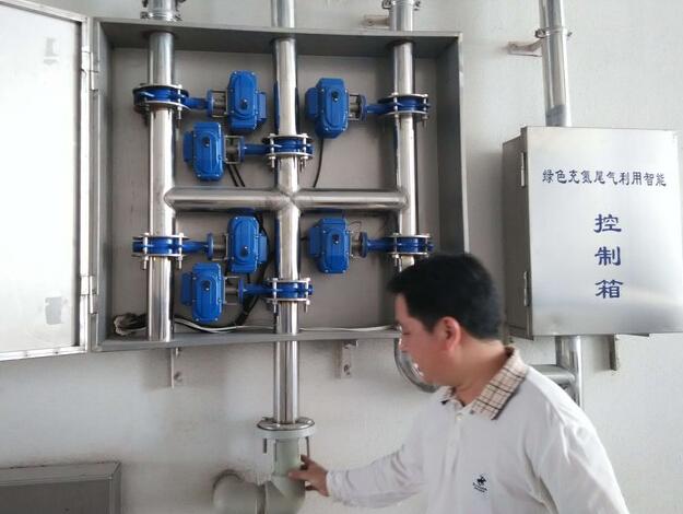 控制整个仓库充氮的智能控制箱。