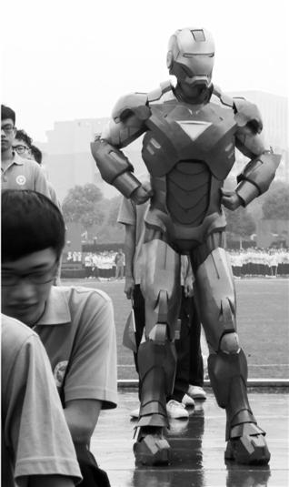 宁波某高校一大学生 3000多元打造钢铁侠