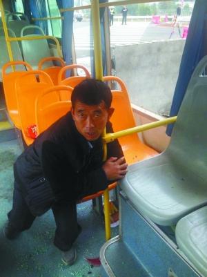 途观车撞上公交车 一乘客被甩出车厢不幸身亡