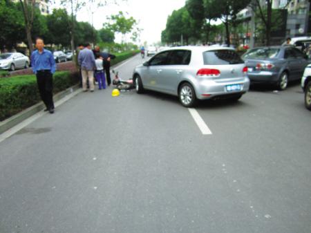 小区门口汽车撞了电动车 违停车遮挡视线被追责