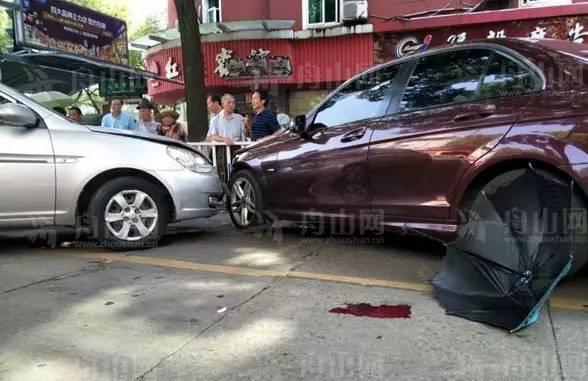 舟山闹市区发生车祸  一行人卷入车底头部受伤
