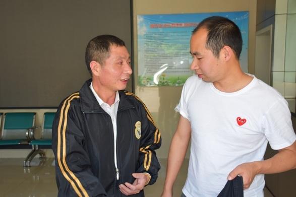 杭州市救助管理站里19年未见的叔侄 抱头痛哭