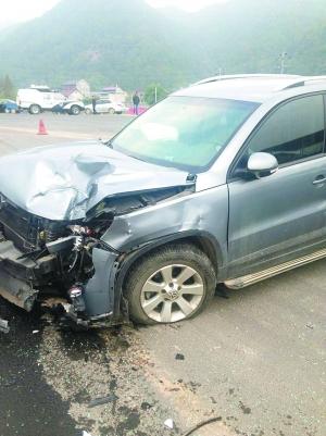 途观车撞上公交车 一乘客被甩出车厢不幸身亡