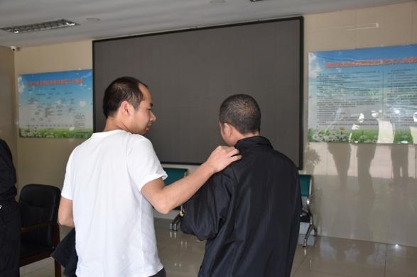 杭州市救助管理站里19年未见的叔侄 抱头痛哭
