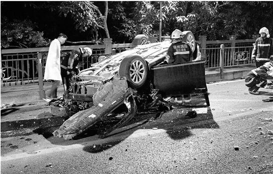 杭州凌晨发生惨烈车祸 女司机甩出车外殒命