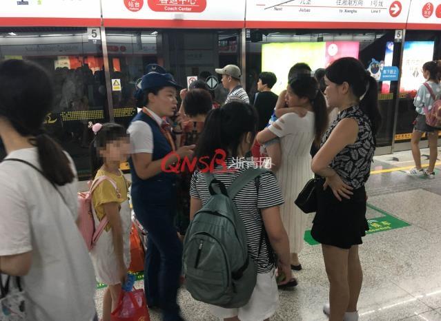 今早杭州地铁发生故障 抱孩子的妈妈被挤倒在地