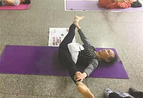 台州77岁老太轻松玩转瑜伽 年轻人都不如她