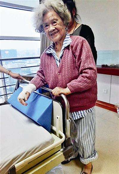 92岁老人摔断了股骨 她做了一个“任性”的决定